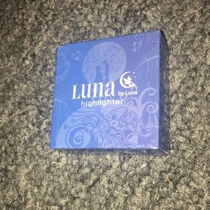 Luna baked highlighter